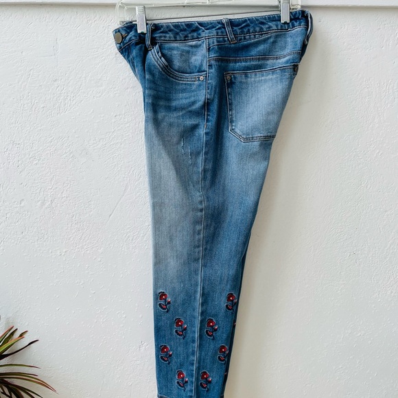 🌿DEMOCRACY Cropped Floral Embroidered Denim Jeans - Picture 3 of 7